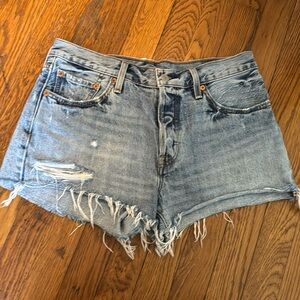 Levi Cutoff Jean Shorts
